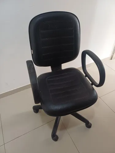 Cadeira de escritório giratória.