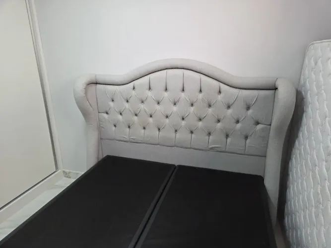 Cabeceira Queen Luxo Estofada Cinza com Capitonê - Estilo Provençal