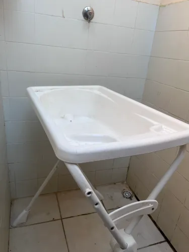 Banheira de bebê com suporte dobravél