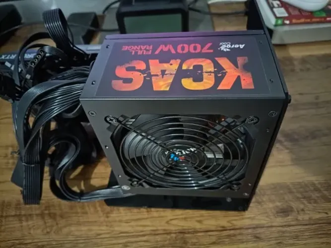 Fonte de PC 700W ATX KCAS 80 Plus Bronze Aerocool
