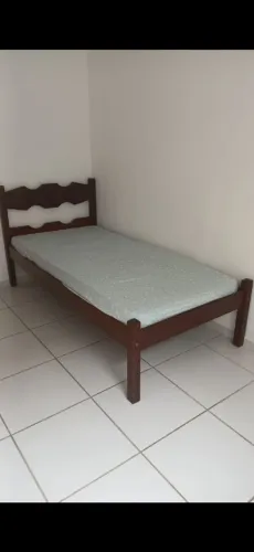 Cama solteiro de madeira 