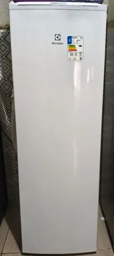 Freezer vertical Electrolux 234L semi novo