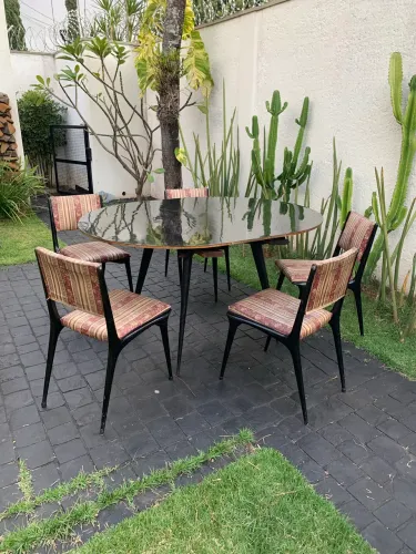 Mesa e cadeiras design modernista
