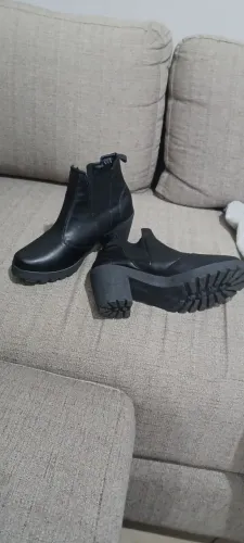 Tênis e bota número 36 ótimo pra esse inverno