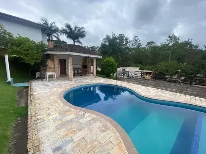 Casa em Condomínio para aluguel possui 750 metros quadrados com 5 quartos