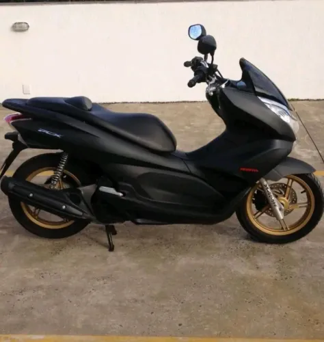 PCX IMPECÁVEL RARIDADE COM APENAS 2.040 KM.