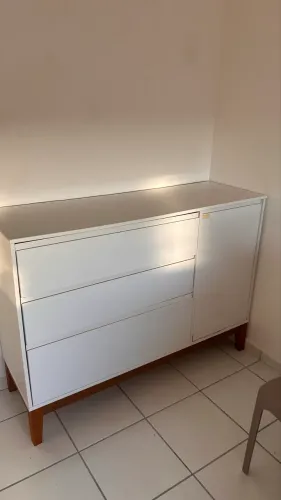 Cômoda MDF e pés de madeira.