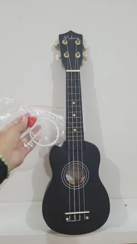 Ukulele usado com corda extra e paleta