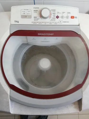Fogão, maquina de lavar, micro-ondas, camas, chuveiros, mesa, cadeiras, aspirador de pó 