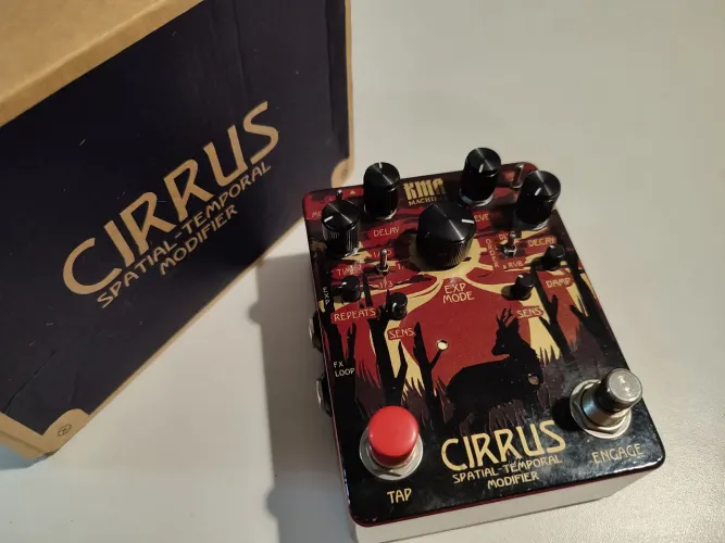 Pedal de Guitarra KMA Machines Cirrrus Delay & Reverb Tap Tempo Modulação FX Loop Exp.