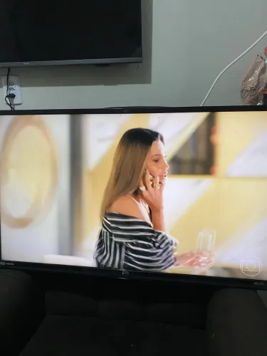Vendo TV STI HDMI 39 polegadas funcionando perfeitamente.