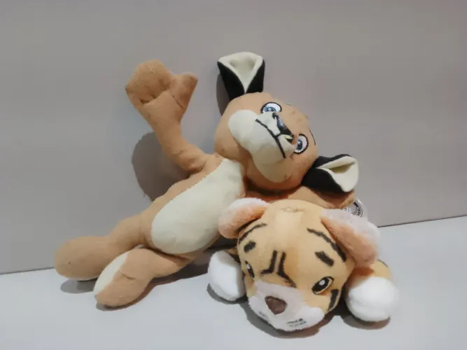 Leão e tigre de pelúcia 