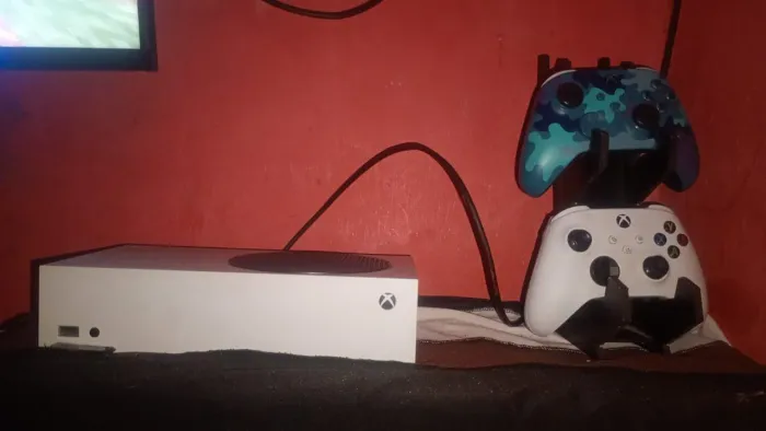 Xbox série S dois controles originaisl com dois jogos já comprado futebol FIFA 25 e GTA5