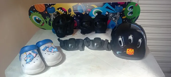 Skate infantil e kit de proteção 