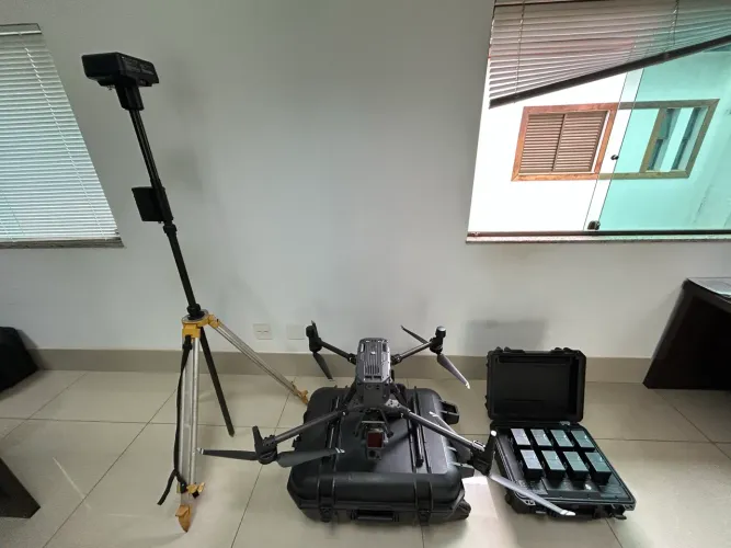 DJI Matrice 300 / Lidar L1 Zenmuse / Estação de carga BS60 / D RTK2