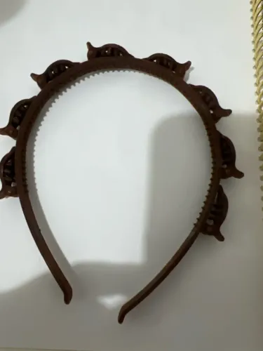 Diadema / tiara de camurça cor café com presilhas