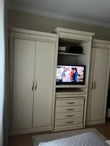 Quarto completo - cômoda, 2 criados-mudos, cabeceira e 2 guarda-roupas
