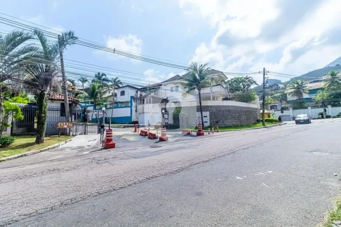 OPORTUNIDADE! Casa de 241 m² em condomínio residencial Terral !!