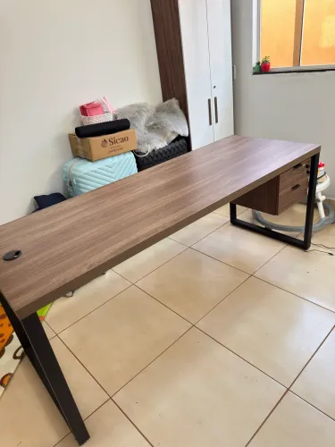 Mesa de escritório nova