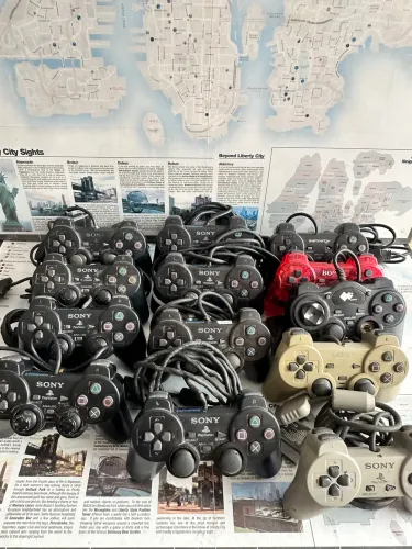 Lote de controles para PS1/PS2 originais - no estado!