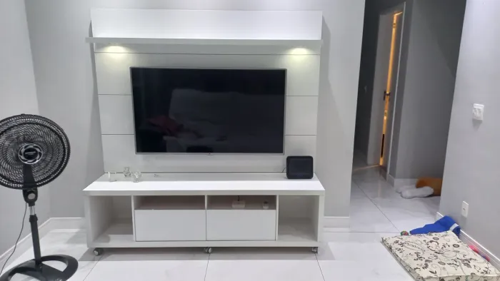 Rack com painel branco, com luminária, lindo!