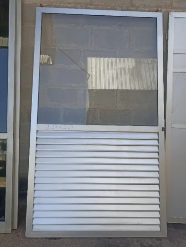 PORTA DE ALUMÍNIO PARTE SUPERIOR DE VIDRO 127 cm de largura por 217 cm de altura