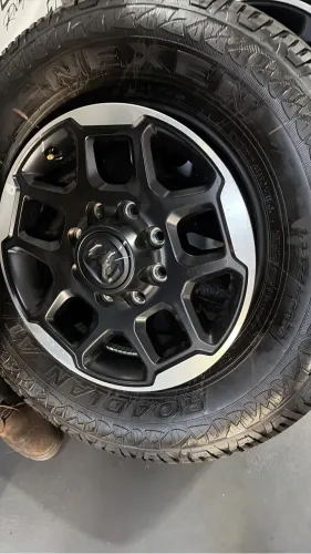 Jogo de rodas aro 18 ram 2500 zero km 