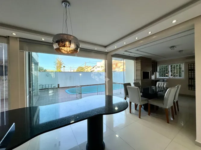 Sobrado 4 dormitórios, 1 suíte, sótão, 300 m² construído, bairro Moinhos de Ventos