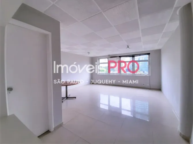Conjunto comercial em frente ao Clube Pinheiros.