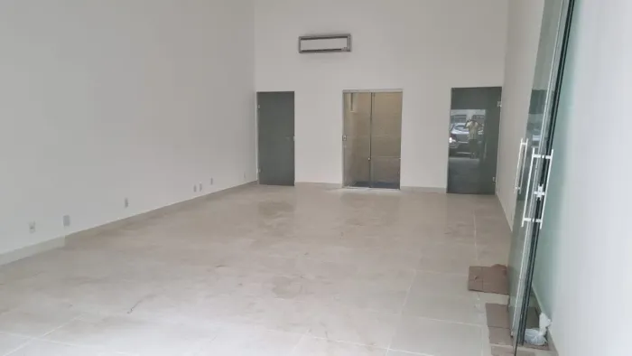 Aluga-se sala comercial no setor Negrão de Lima excelente localização.