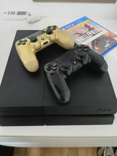 PS4 FAT - 500 GB + 2 CONTROLES + JOGO