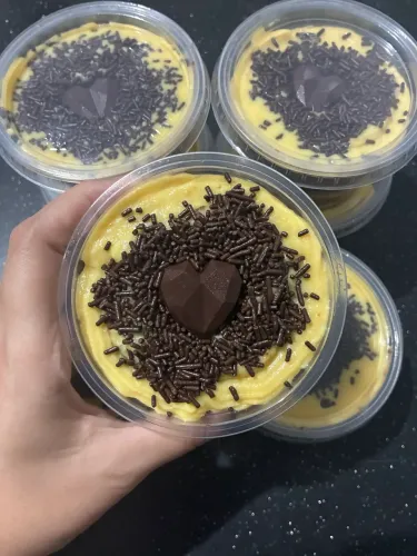 Bolo no pote sabor chocolate com brigadeiro de maracujá