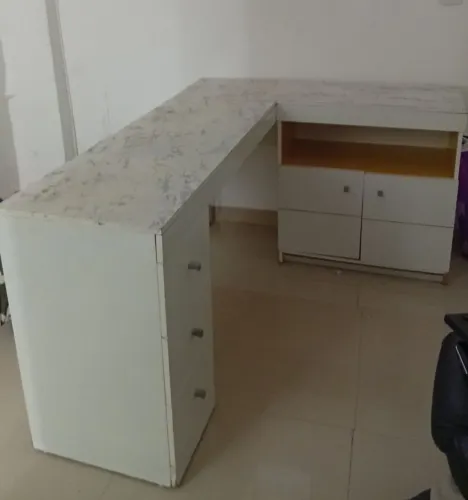 Mesa de escritório em L