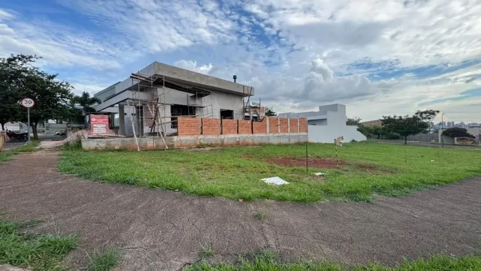 Terreno de esquina com 342 m² e vista livre à venda no Condomínio Pau Brasil em Americana