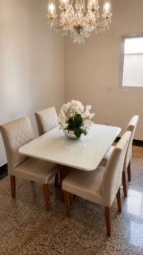 CONJUNTO MESA + 4 CADEIRAS EM MADEIRA, LACA E VIDRO.