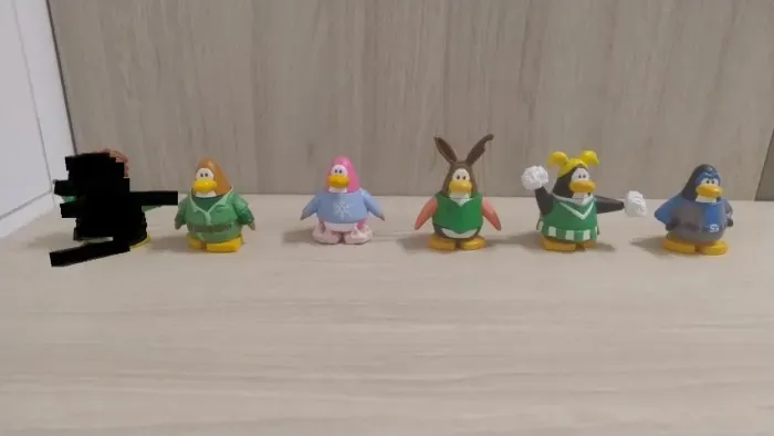 Boneco Club Penguin