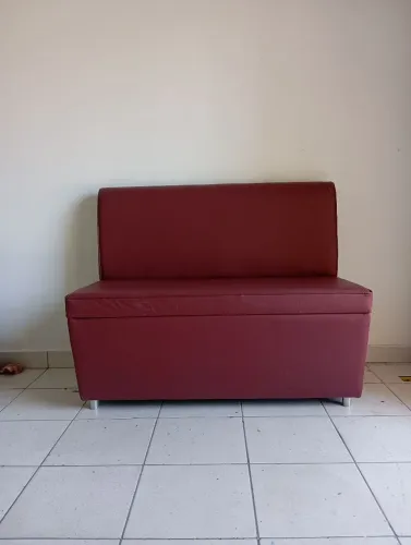 Sofá pequeno 2 lugares canto alemão vermelho escuro semi novo
