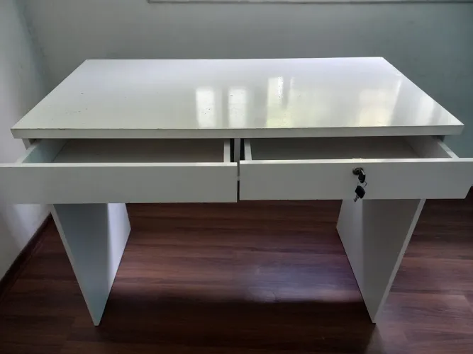 Mesa de escritório branca com 2 gavetas. Tenho 2 iguais! Vendo separado ou junto. 110 cada