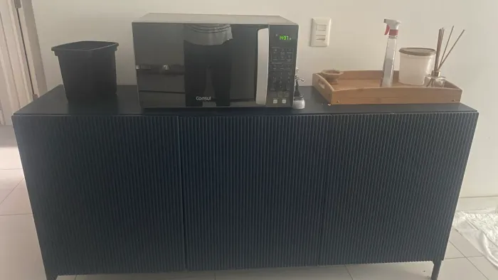 Buffet Moderno Azul Marinho com Portas Ripadas - Design Sofisticado