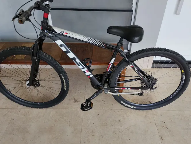 Bicicleta GTS freios hidráulico rodando bem