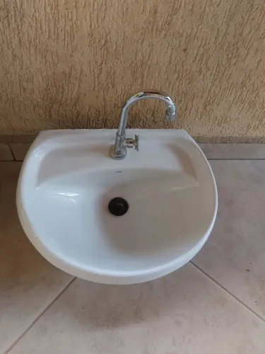 Vendo pia de banheiro com torneira, nova! 