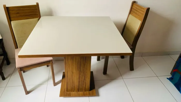 Vendo mesa com 2 cadeiras