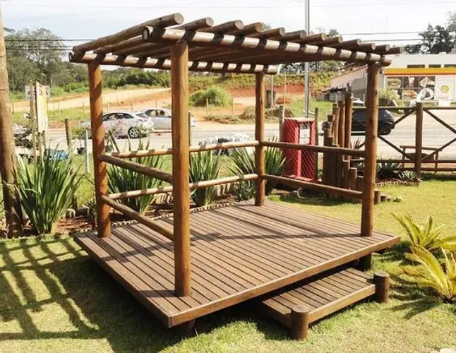 Deck de madeira com pergolado