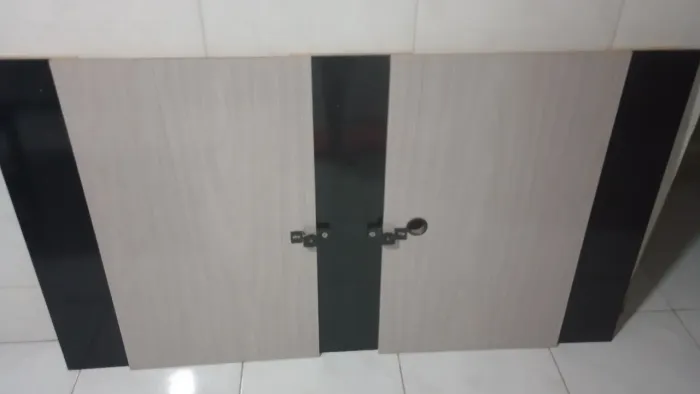 bicicleta e painel de tv 