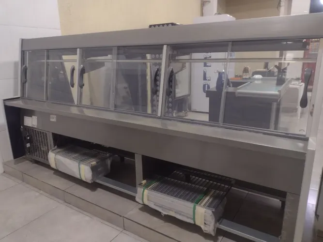 Expositor, zerado, para açougue 3 metros Turin marca Gelopar, (novo) nunca foi usado.