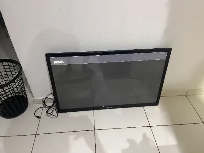 Samsung 43 Não é smart TV Vai com o painel preto Já tem antena digital nela mesmo