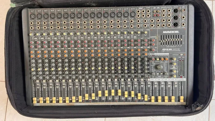 Mackie CFX20 MKII Mesa de Som - 20 Canais Profissional