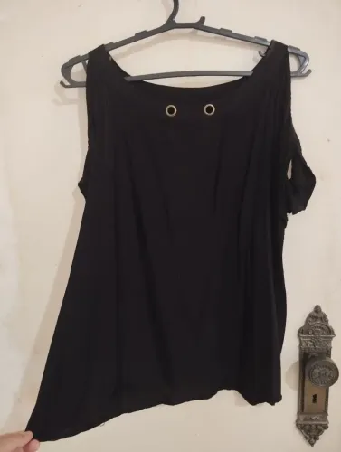 Blusa preta feminina tamanho M com abertura nos ombros