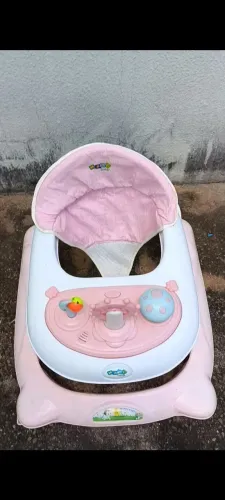 Vendo andador usado infantil menina falta duas rodinhas da frente 