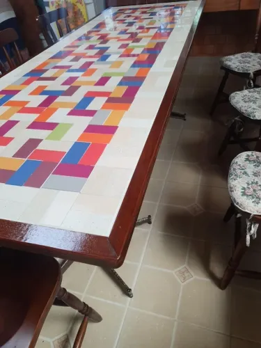 Mesa de Jantar 2,50 m com Tampo de Mosaico Cerâmico + 8 Cadeiras de Madeira